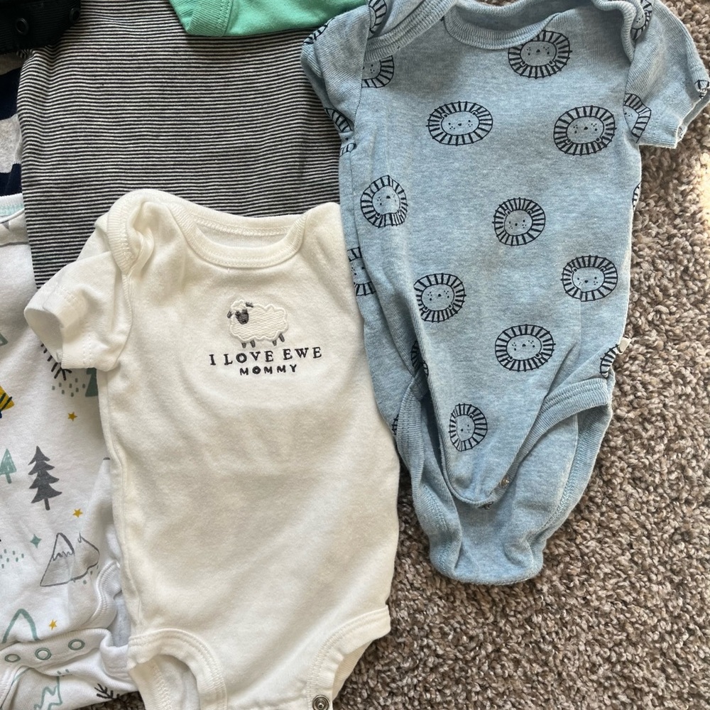14 lightly worn and most never worn onesies, newborn, various brands. - Picture 4 of 9